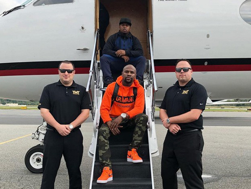 Mayweather nhận lời thách đấu của nhà vô địch UFC hạng nhẹ thế giới-3