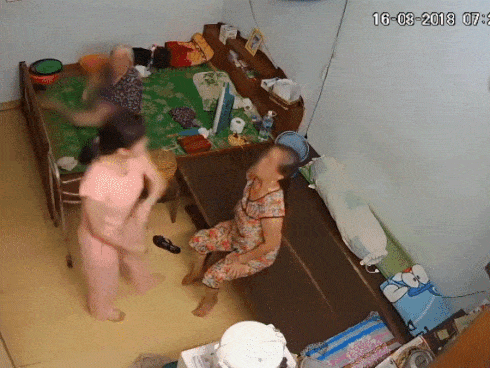 Người phụ nữ đánh giúp việc 60 tuổi, danh tính của chị ta càng gây tranh cãi gay gắt