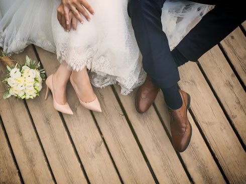 Từ nước ngoài trở về, vợ tá hỏa vì chồng làm đám cưới với người khác