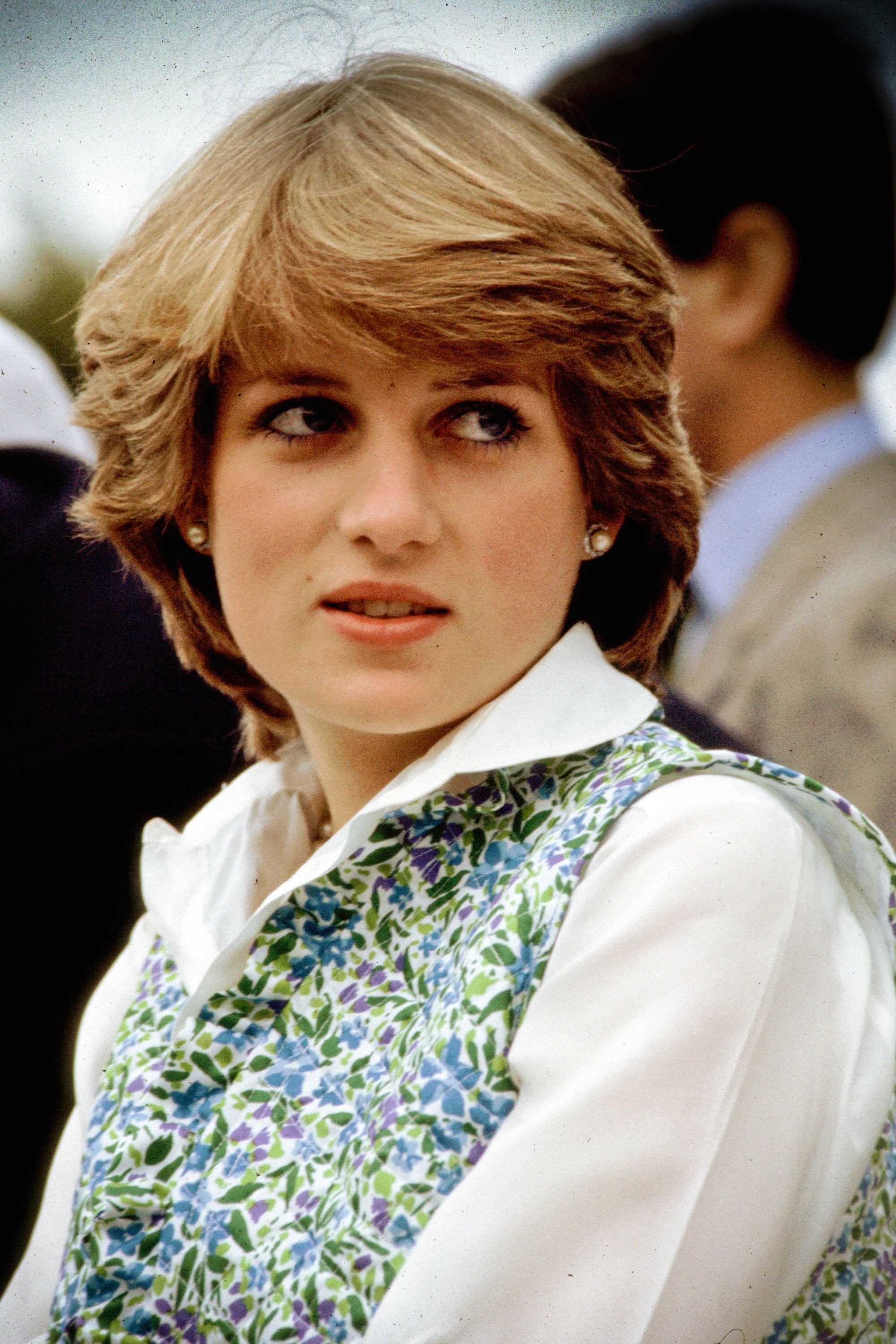Mấy ai để ý rằng Công nương Diana cũng có 1 thời để tóc lỡ vai đầy dịu dàng và trang nhã đến vậy-3
