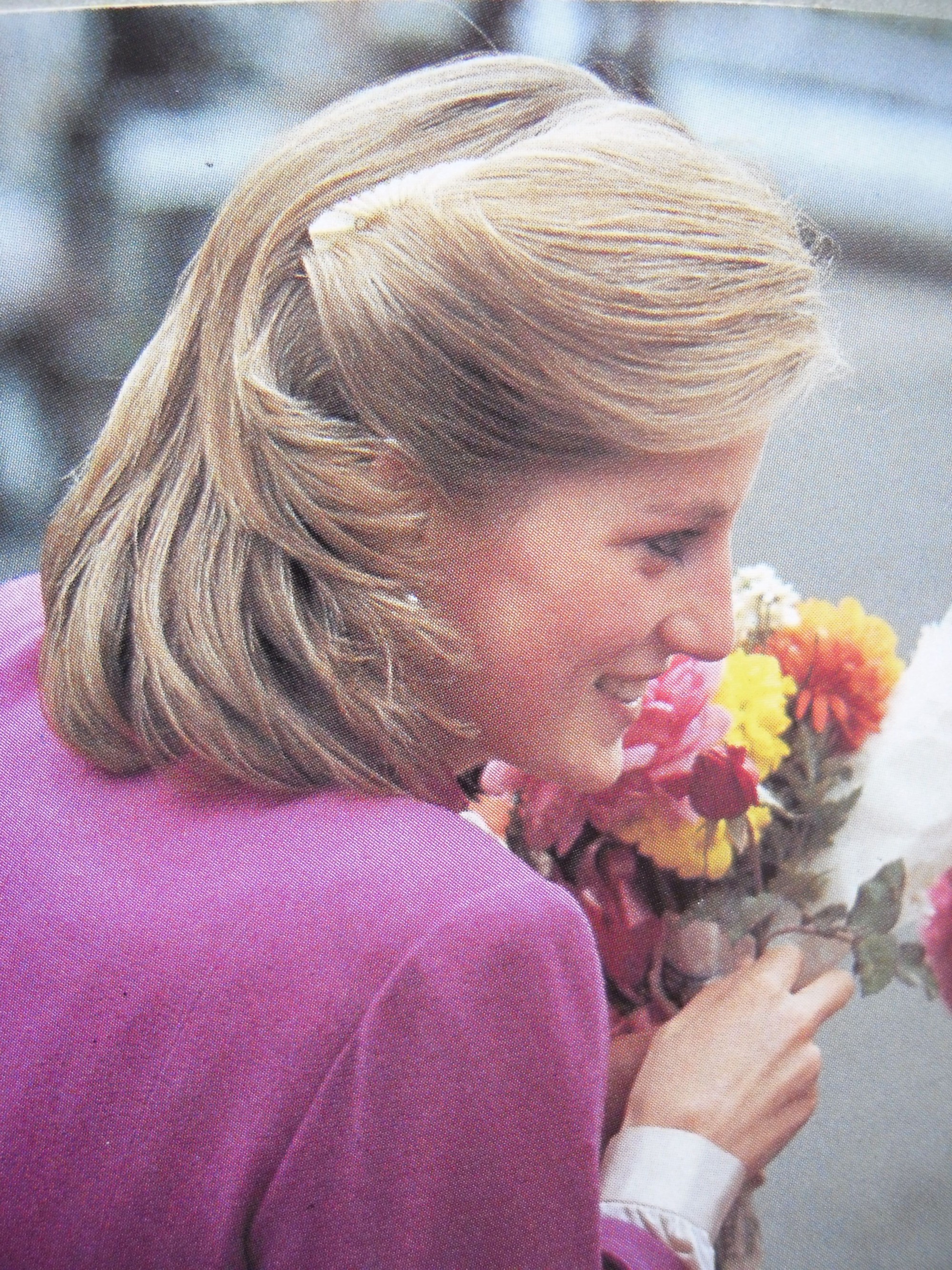 Mấy ai để ý rằng Công nương Diana cũng có 1 thời để tóc lỡ vai đầy dịu dàng và trang nhã đến vậy-6