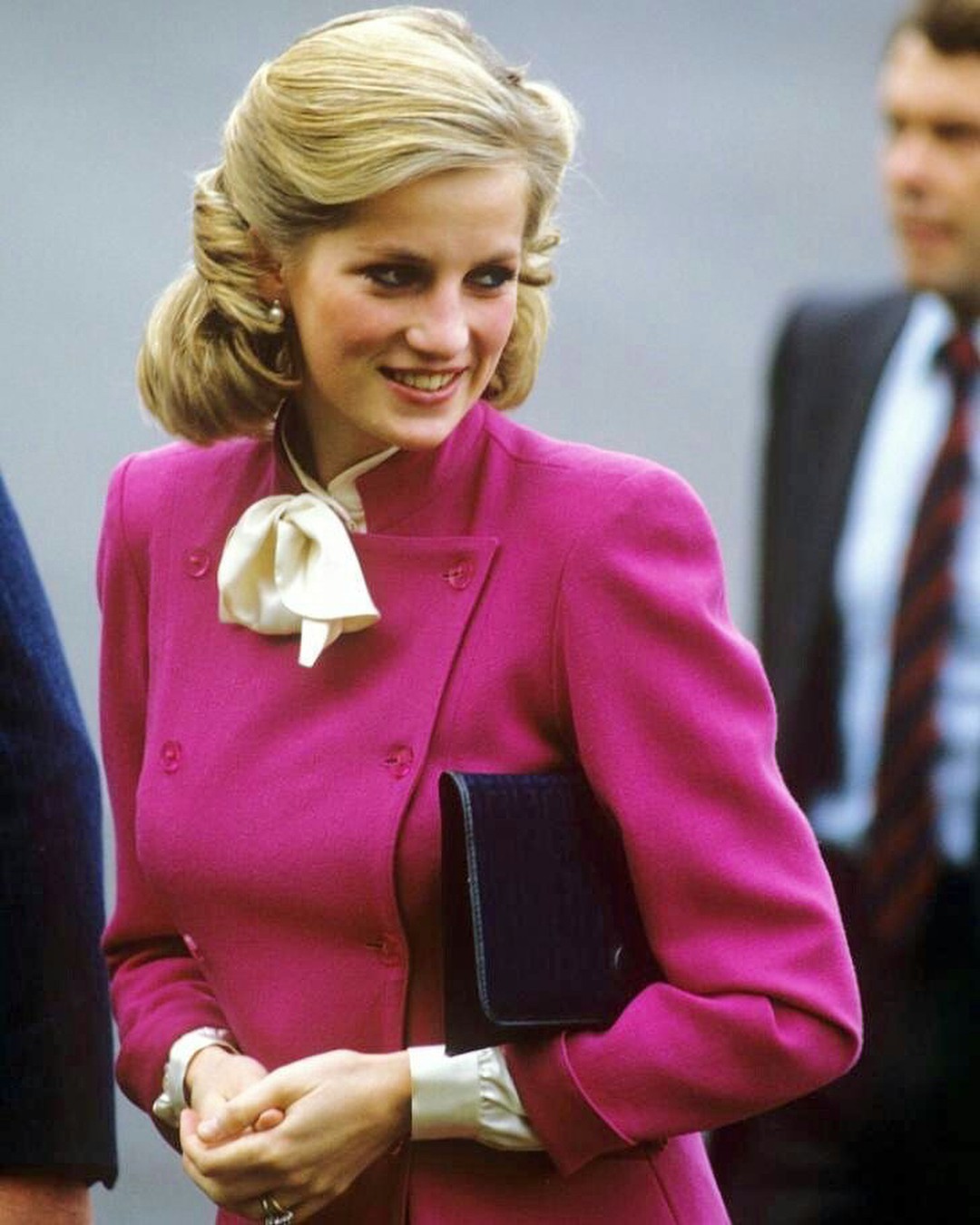 Mấy ai để ý rằng Công nương Diana cũng có 1 thời để tóc lỡ vai đầy dịu dàng và trang nhã đến vậy-9