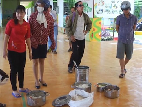 Phụ huynh tố trường mầm non cho trẻ ăn cơm mốc, đầu cá