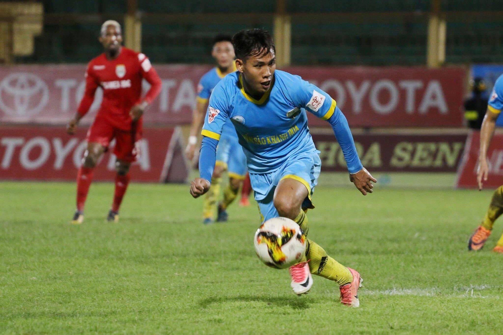 Nguyễn Hoàng Quốc Chí, tân binh của ĐT Việt Nam: Chàng tiều phu đốn ngã trái tim nàng thơ phố Biển-2