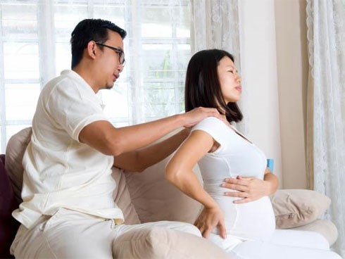 Than thở chồng chỉ đưa 500 nghìn/tháng, vợ bầu bị dân mạng ném đá vì lý do không ngờ