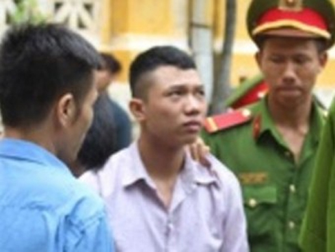 Xe tải húc bay ô tô 7 chỗ lật ngửa, em bé cùng 3 người thân la hét cầu cứu-3