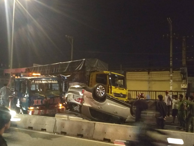 Xe tải húc bay ô tô 7 chỗ lật ngửa, em bé cùng 3 người thân la hét cầu cứu-1