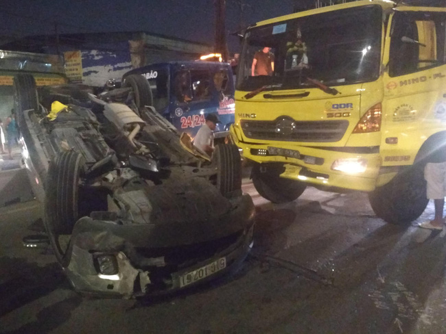 Xe tải húc bay ô tô 7 chỗ lật ngửa, em bé cùng 3 người thân la hét cầu cứu-2