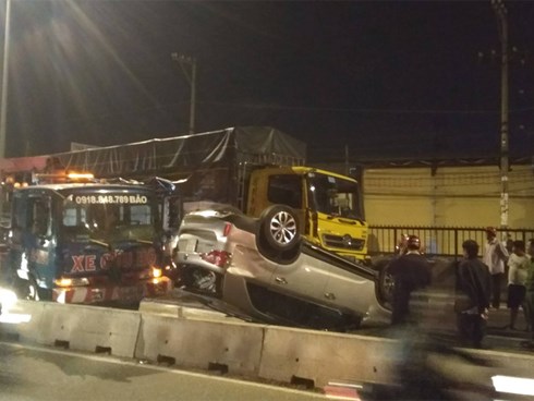 Xe tải húc bay ô tô 7 chỗ lật ngửa, em bé cùng 3 người thân la hét cầu cứu