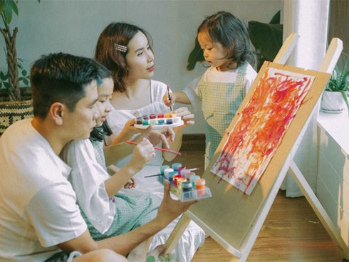 Lưu Hương Giang - Hồ Hoài Anh lần đầu khoe mái ấm nhỏ với gia đình đủ 4 thành viên