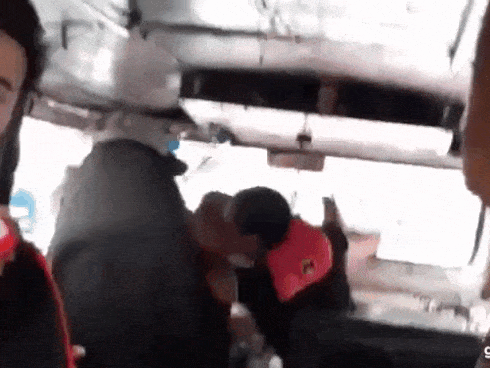 Màn đánh ghen gây thót tim: Chồng để bồ ngồi lên đùi trong lúc lái xe buýt, vợ lên đánh thì bị tấn công ngược
