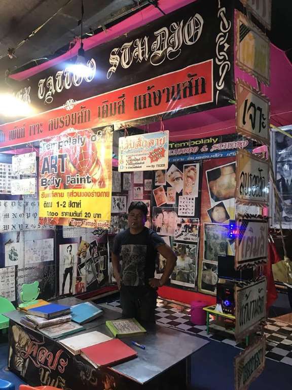 Đi xăm giá rẻ, cô gái khóc thét khi hình xăm hoa bồ công anh bỗng biến thành rừng gươm” tua tủa trên vai-2