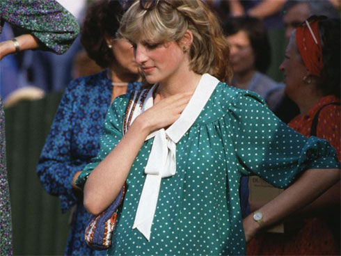 Hé lộ nguyên do thực sự khiến Công nương Diana thường cúi đầu, nhìn xuống dưới khi xuất hiện trước công chúng-4