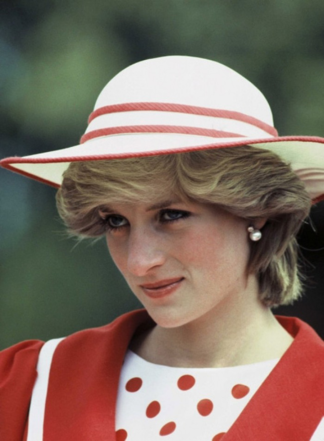 Hé lộ nguyên do thực sự khiến Công nương Diana thường cúi đầu, nhìn xuống dưới khi xuất hiện trước công chúng-2