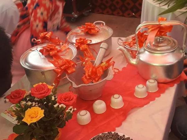 Quà cưới bất ngờ của hội bạn thân thích đùa: Tặng nguyên bộ… xoong nồi như thập niên 80-2