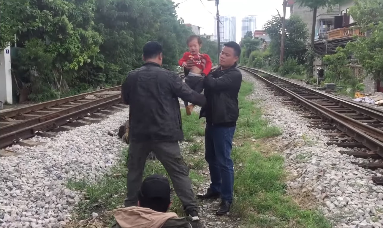 Xem hậu trường bi kịch của Quỳnh Búp Bê, thương Cảnh soái ca một mà sốt ruột cho đứa bé này mười lần-2