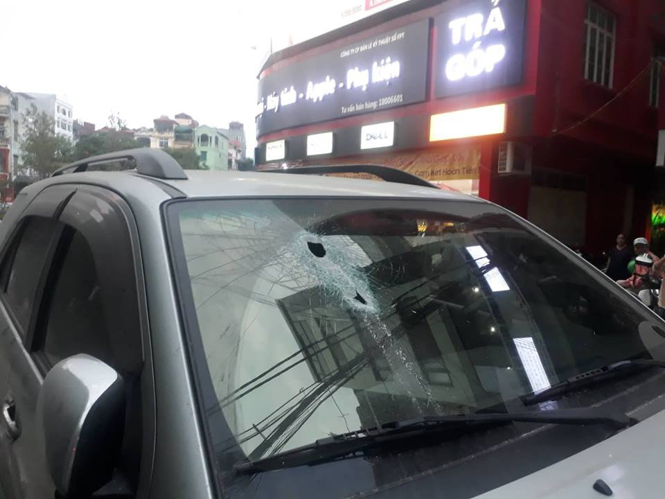Hà Nội: Vừa dừng đỗ bên đường, xe ô tô bị thanh sắt rơi xuyên kính lái-2