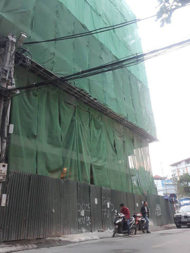 Hà Nội: Vừa dừng đỗ bên đường, xe ô tô bị thanh sắt rơi xuyên kính lái-3