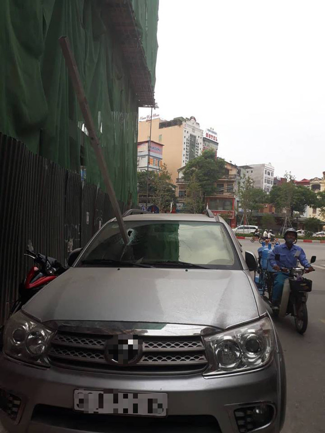 Hà Nội: Vừa dừng đỗ bên đường, xe ô tô bị thanh sắt rơi xuyên kính lái-1