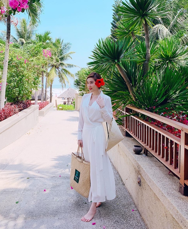 Street style sao Việt: Thanh Hằng - Minh Hằng chất chơi đẹp cả đôi, Hà Tăng tối giản vẫn thần thái-5