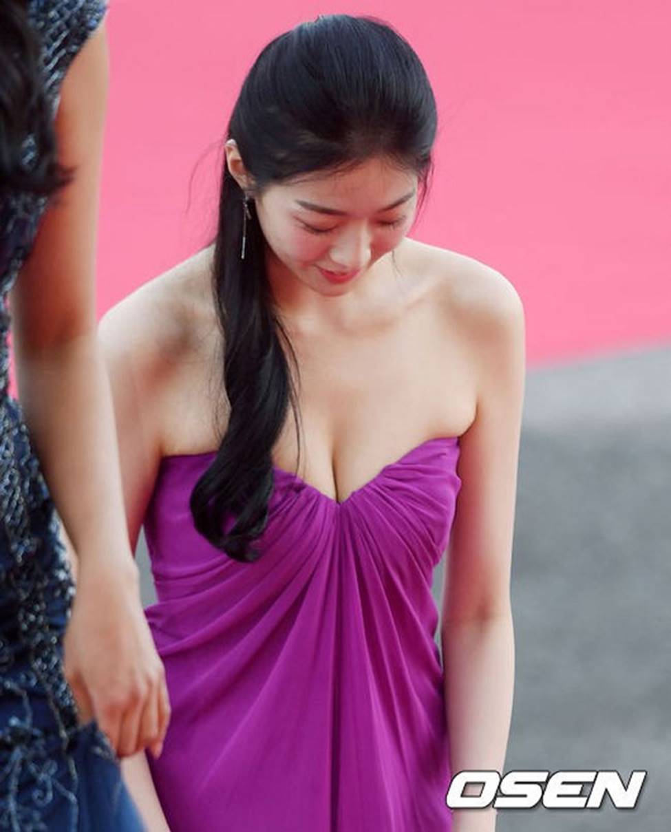 Những bộ váy xấu xí trên thảm đỏ Cannes 2022