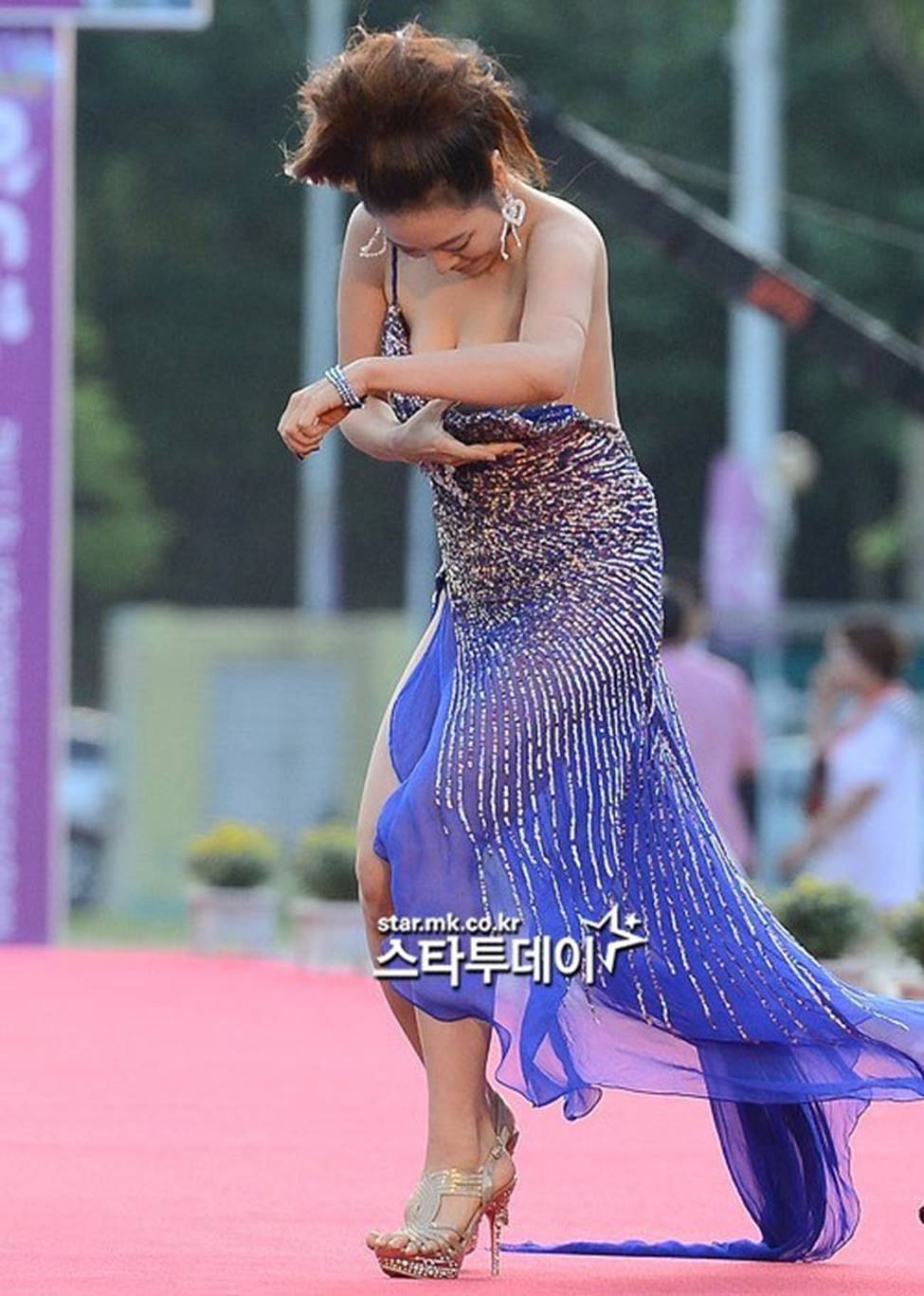 Những bộ váy sốc nhất thảm đỏ Hàn Quốc, biến các cô gái vô danh thành ngôi sao-10