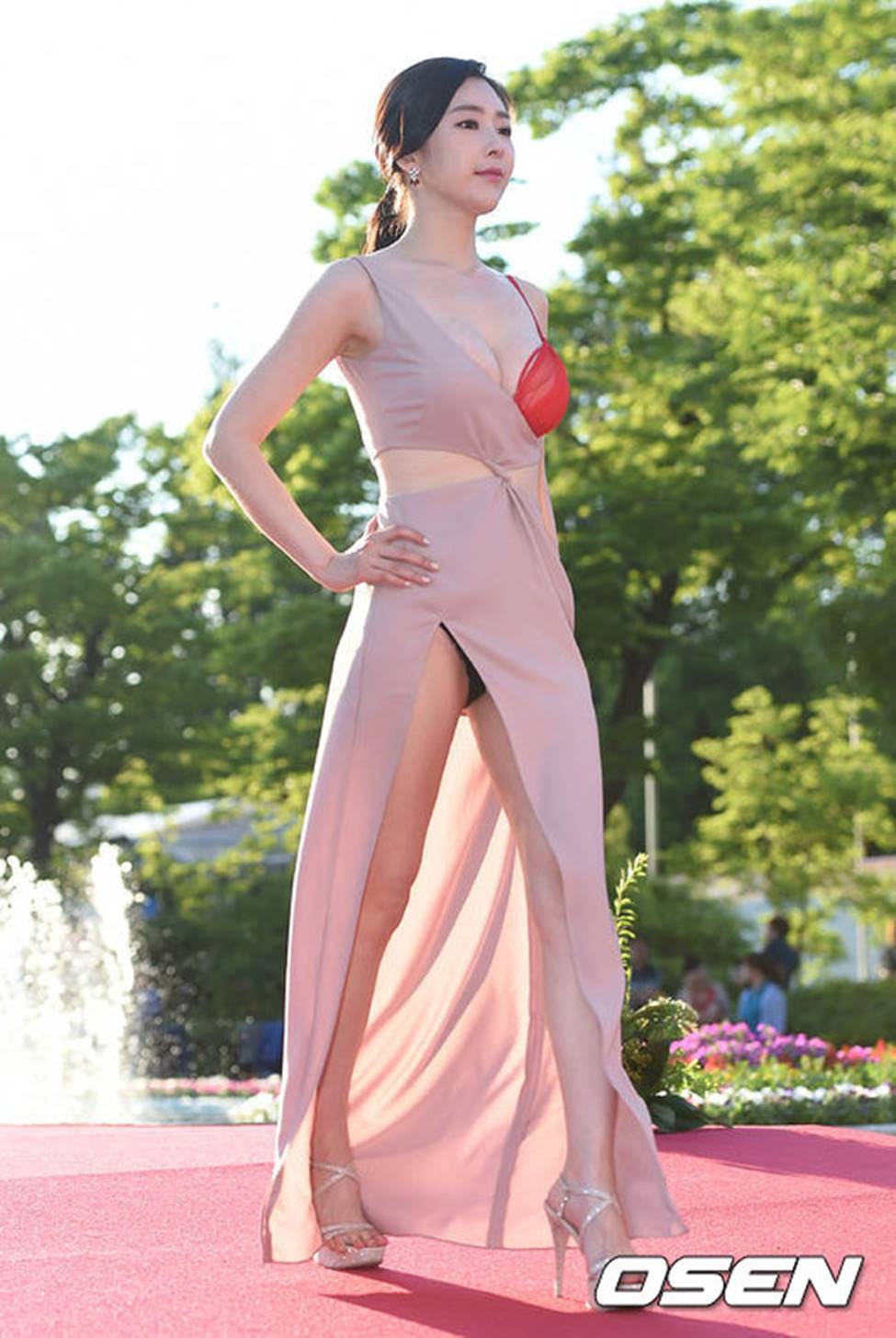 Những bộ váy sốc nhất thảm đỏ Hàn Quốc, biến các cô gái vô danh thành ngôi sao-15