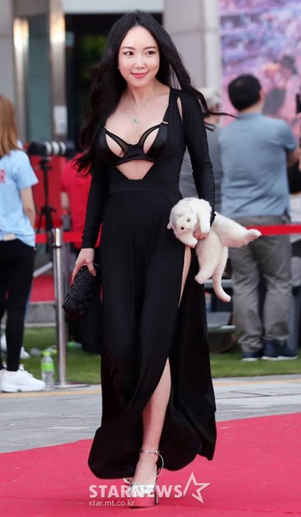 Những bộ váy sốc nhất thảm đỏ Hàn Quốc, biến các cô gái vô danh thành ngôi sao-18