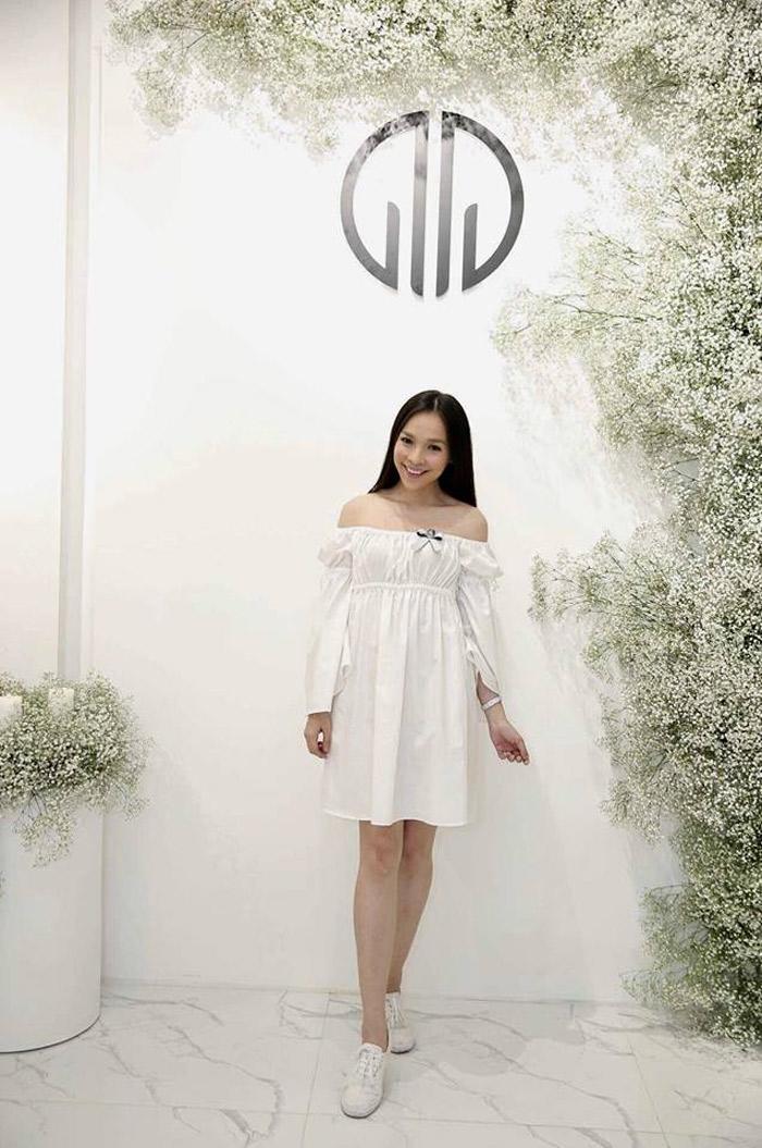 4 bà mẹ đơn thân này ai cũng mặc cực trẻ trung nhưng Hiền Thục vẫn giỏi cưa sừng nhất!-2