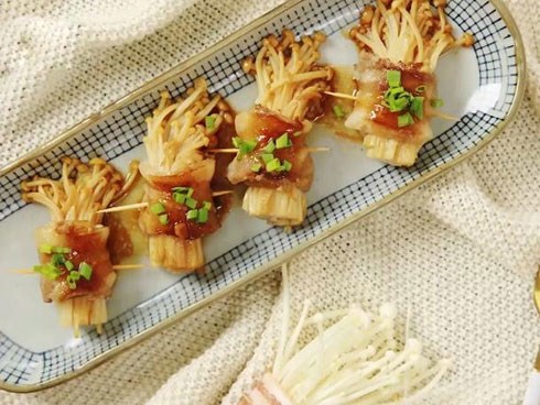 Ba chỉ heo cuộn nấm kim châm sốt dầu hào nóng hổi vừa ăn vừa thổi