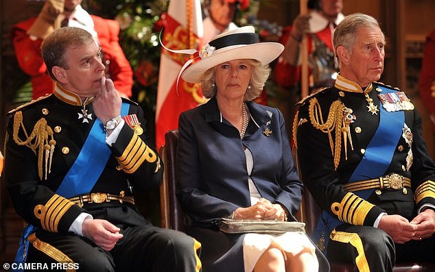 Bà Camilla gây choáng khi nhận lời tiệc tùng, bỏ qua đám cưới cháu gái Nữ hoàng Anh, bắt nguồn từ mối hận truyền kiếp-2