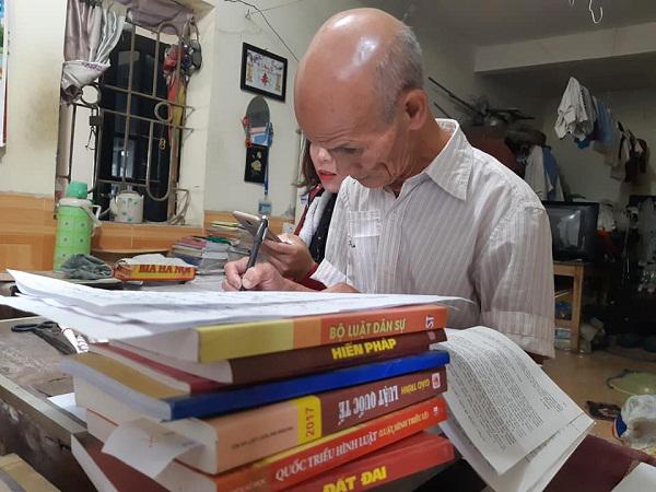 Găp gỡ cụ sinh viên 85 tuổi ở Hà Nội đang học năm thứ 2 ngành Luật-1