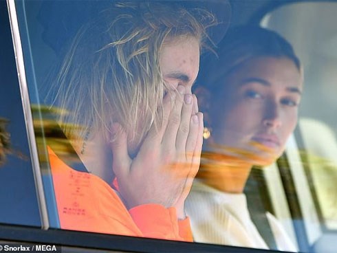 Justin Bieber bật khóc trước mặt Hailey Baldwin vì lo bệnh tật có thể giết chết Selena Gomez