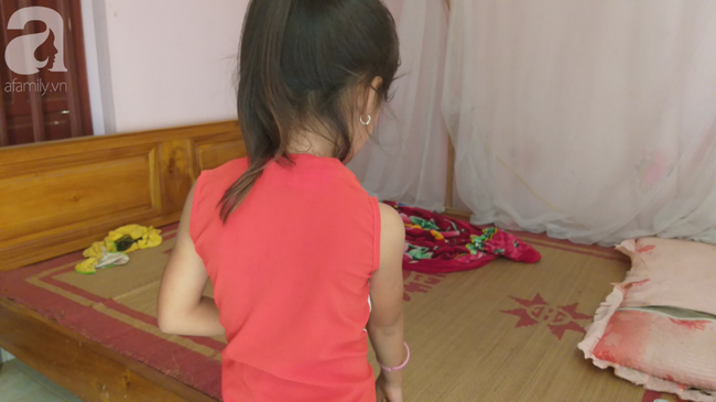 Bé gái 6 tuổi thơ ngây kể lại giây phút bị hàng xóm kéo vào buồng xâm hại-1