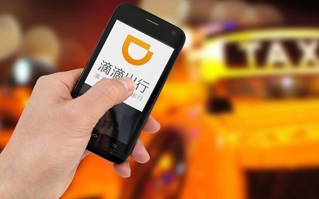 Đi vệ sinh vào chai rồi lười đem vứt, tài xế taxi bị sa thải vì để khách uống nhầm chai nước tiểu của mình-1