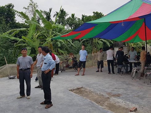 Chém người nguy kịch, nhóm côn đồ cầm hung khí chặn cửa siêu thị không cho cứu chữa