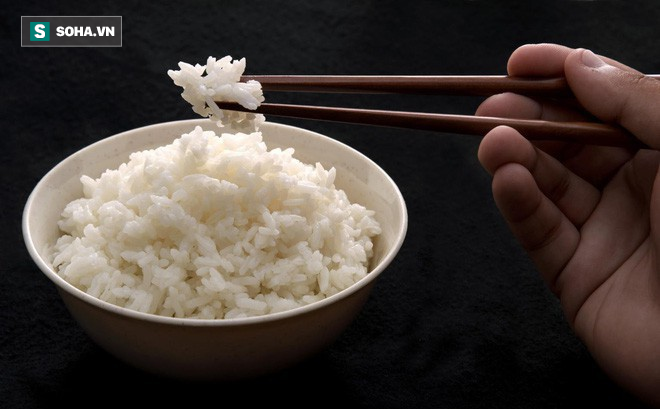 Bán cơm trắng cho nam sinh nghèo, 20 năm sau chủ quán được cứu trong lúc khó khăn nhất-1