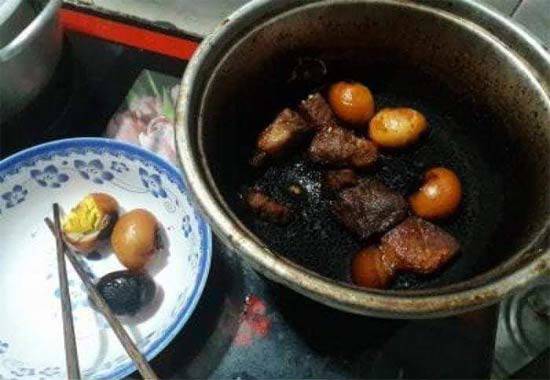 Mẹ bỉm sữa đăng ảnh món thịt kho bóng đêm”, chị em thi nhau vào góp bão-2