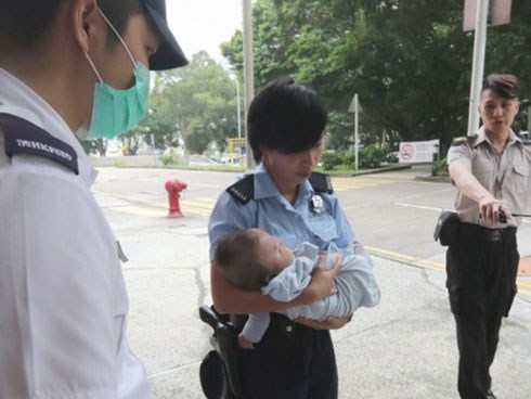 Mẹ chết lặng khi phát hiện con 3 tháng tuổi tử vong trên giường không một vết thương và sự thật khiến cô ân hận