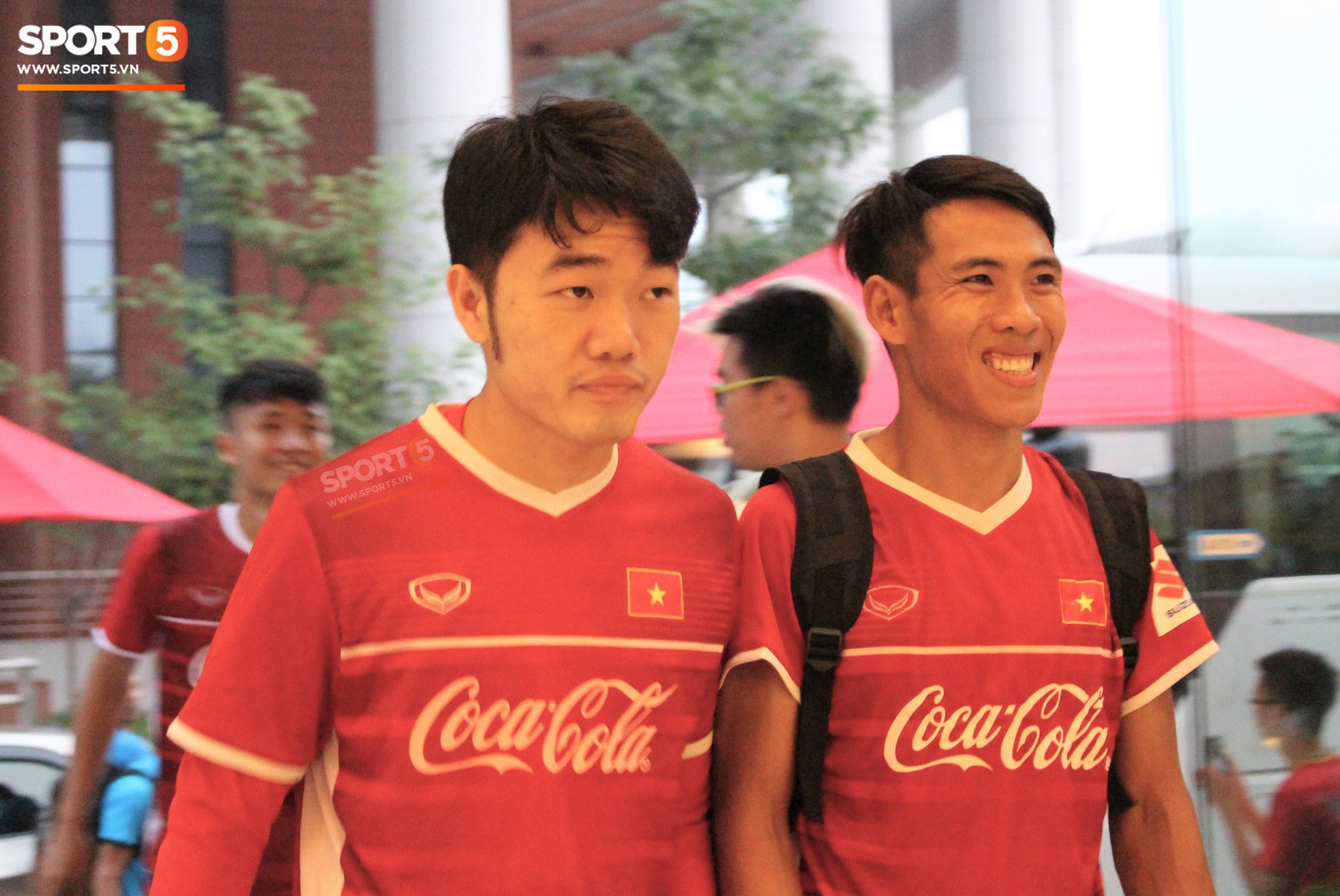 Hà Đức Chinh kêu trời vì đau bụng sau buổi tập đầu tiên cùng đội tuyển Việt Nam chuẩn bị cho AFF Cup 2018-10
