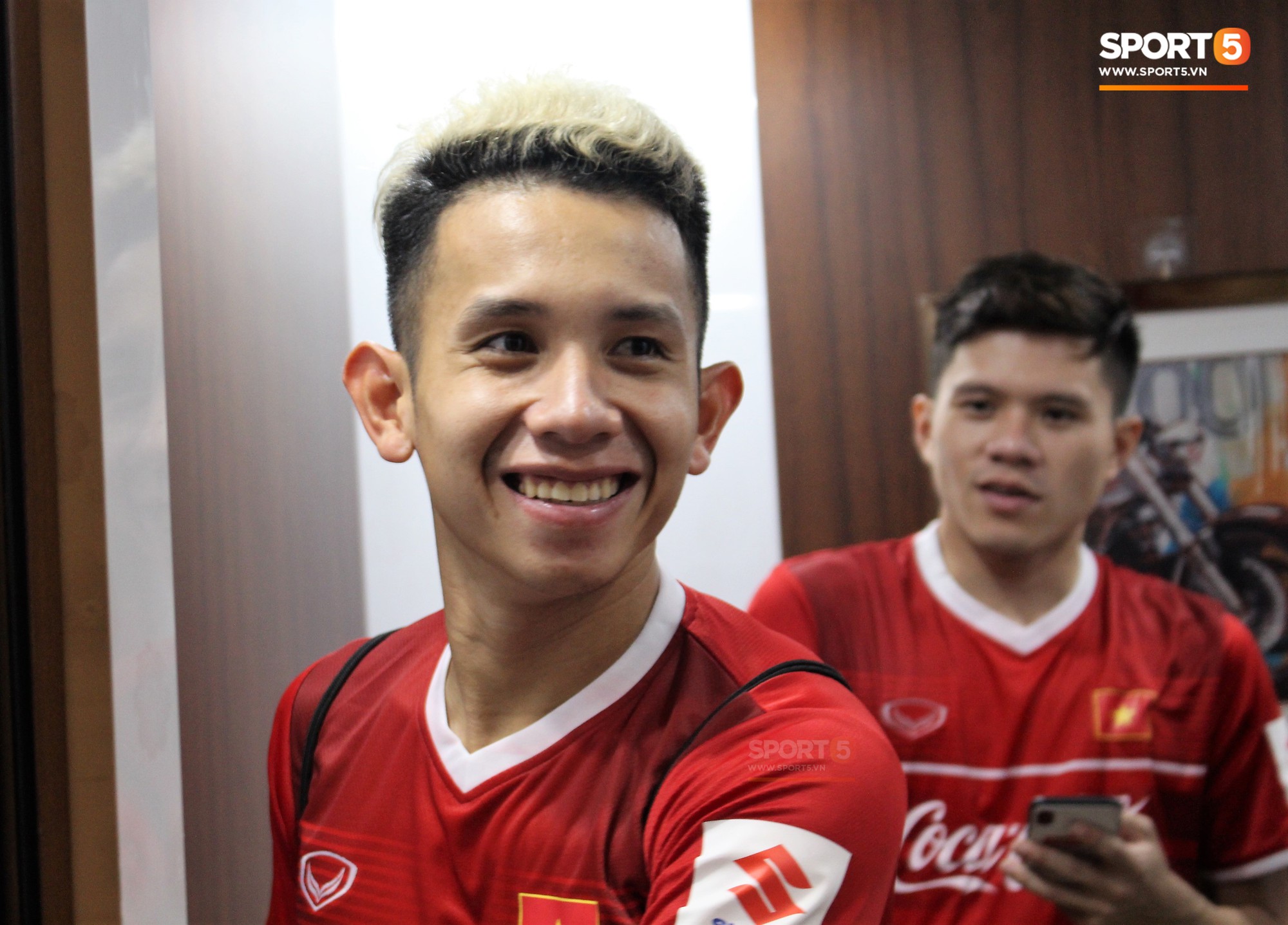 Hà Đức Chinh kêu trời vì đau bụng sau buổi tập đầu tiên cùng đội tuyển Việt Nam chuẩn bị cho AFF Cup 2018-5