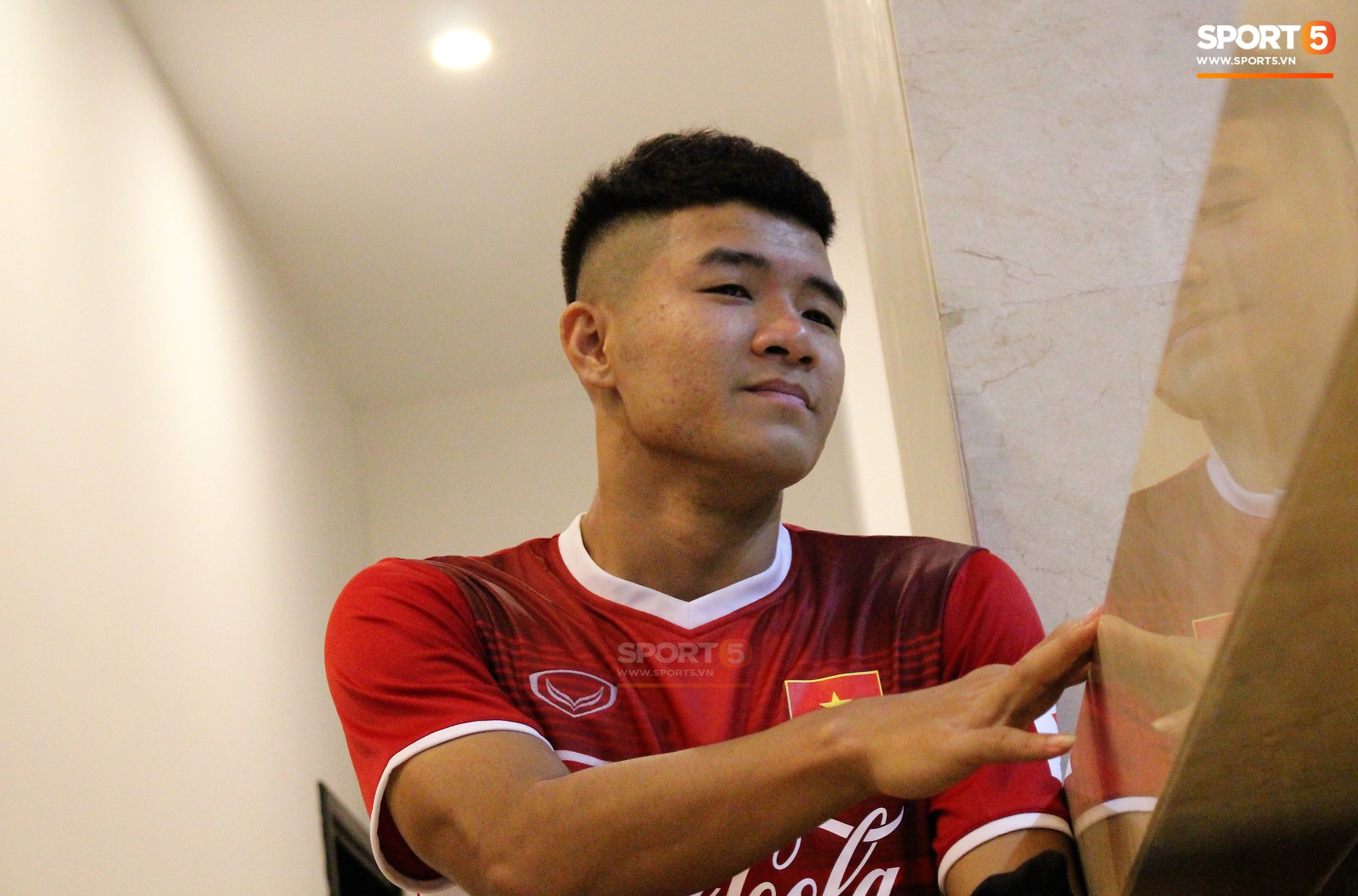 Hà Đức Chinh kêu trời vì đau bụng sau buổi tập đầu tiên cùng đội tuyển Việt Nam chuẩn bị cho AFF Cup 2018-1