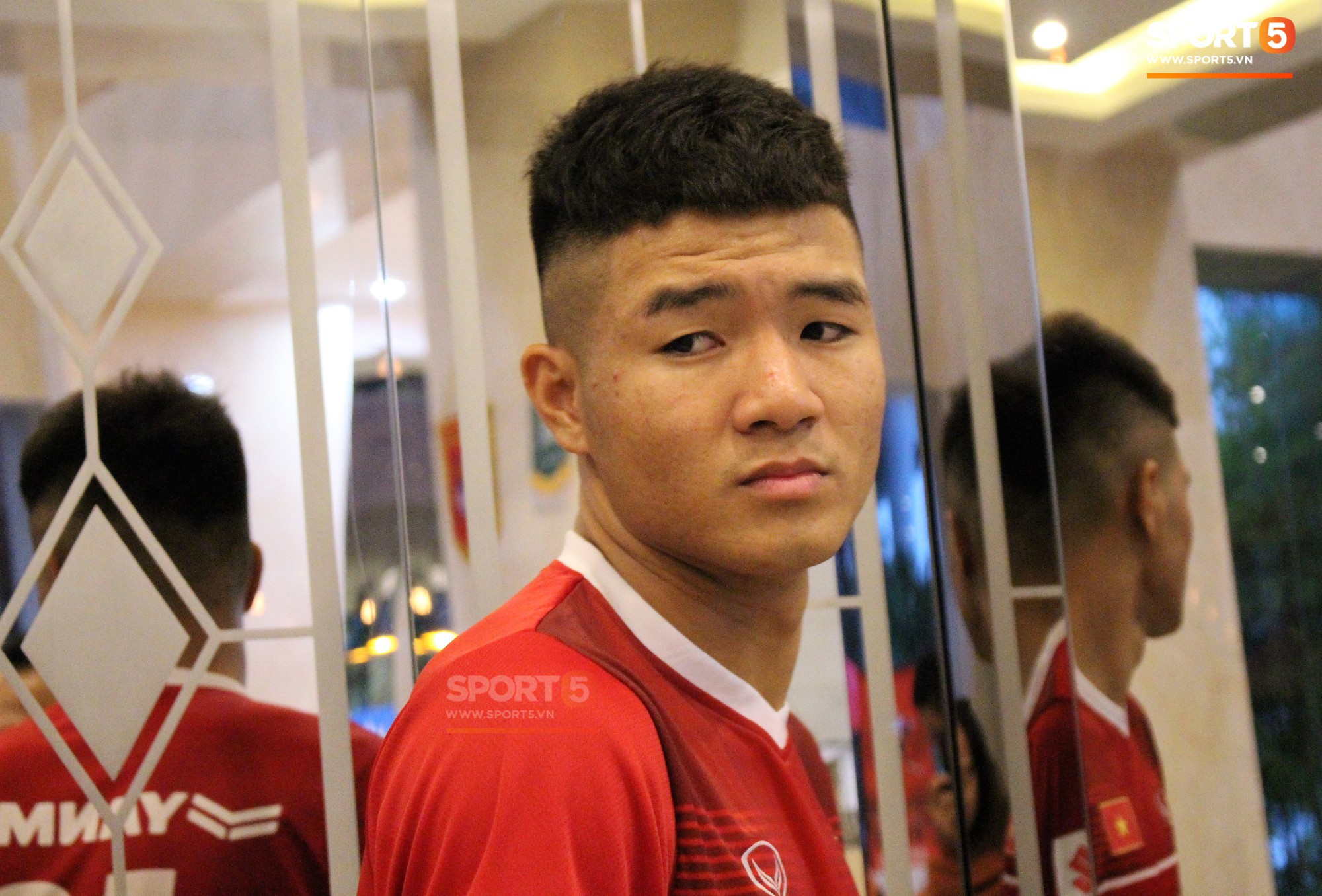 Hà Đức Chinh kêu trời vì đau bụng sau buổi tập đầu tiên cùng đội tuyển Việt Nam chuẩn bị cho AFF Cup 2018-3