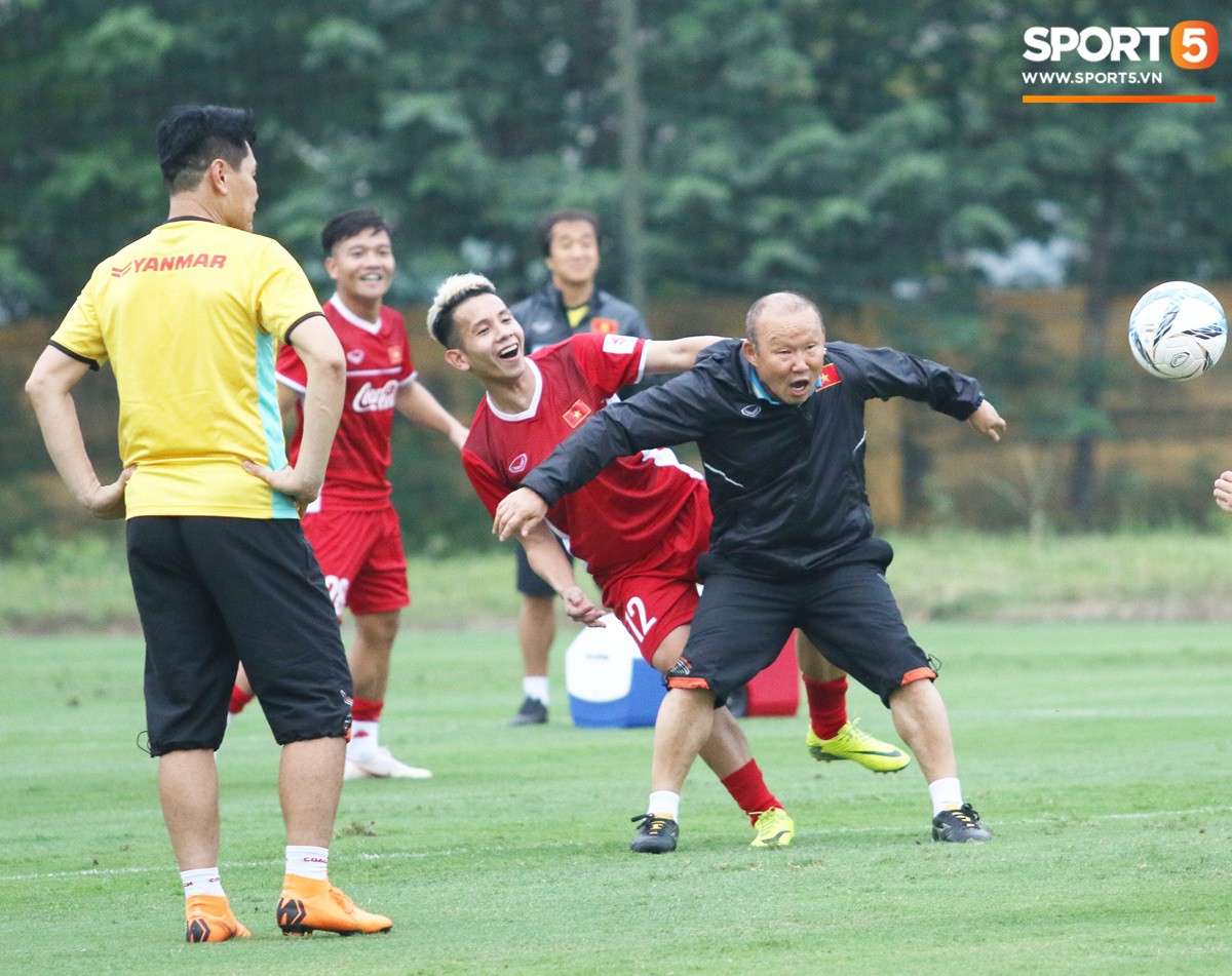 Công Phượng ăn mừng tinh nghịch khi oẳn tù tì thắng Duy Pinky-3