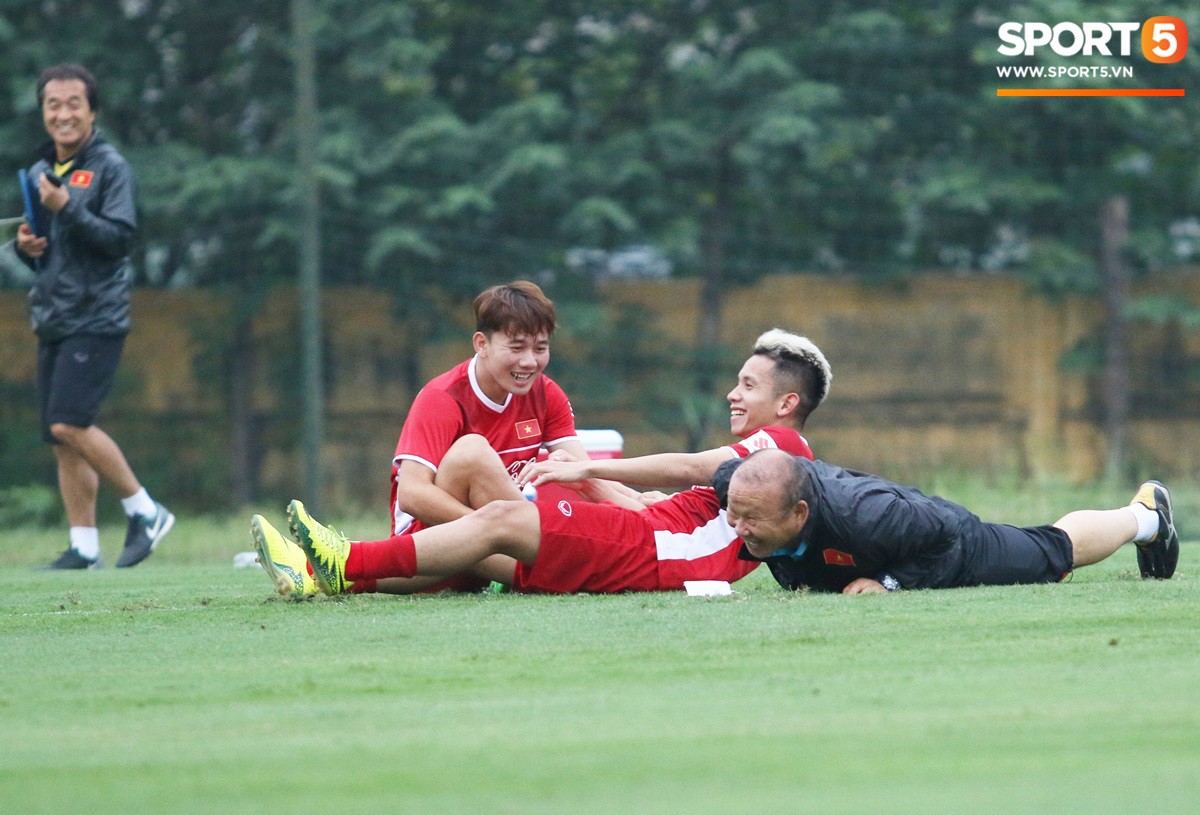 Công Phượng ăn mừng tinh nghịch khi oẳn tù tì thắng Duy Pinky-7