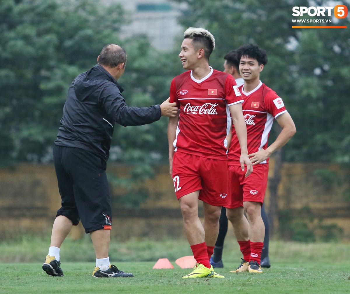 Công Phượng ăn mừng tinh nghịch khi oẳn tù tì thắng Duy Pinky-4