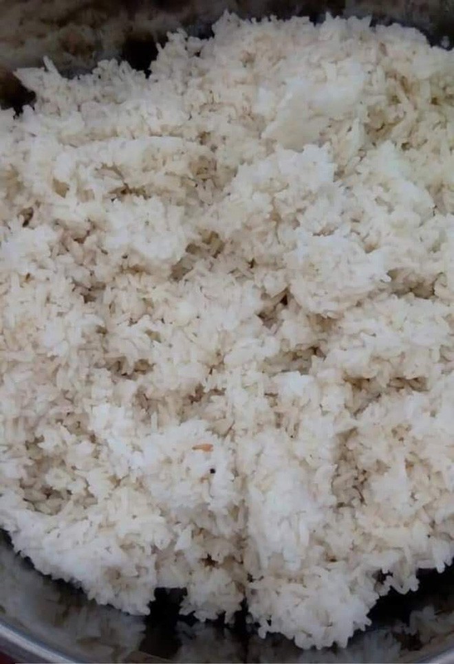 Phụ huynh lọt được vào trường và chứng kiến con ăn cơm mốc: Do gạo ruộng, không hóa chất?-1