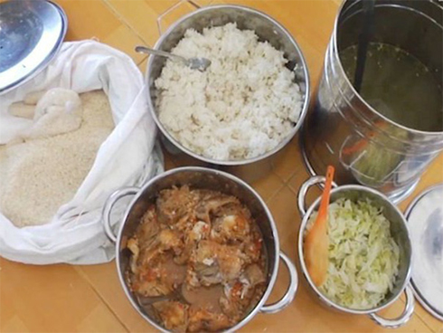 Vụ trẻ ăn cơm mốc, đầu cá: Trường dừng nấu bữa trưa, công an vào cuộc-4