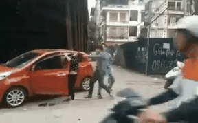 Chồng lôi vợ từ ô tô ra đấm đá dã man trên phố Hà Nội: Người tình của vợ cố thủ trong xe?-1