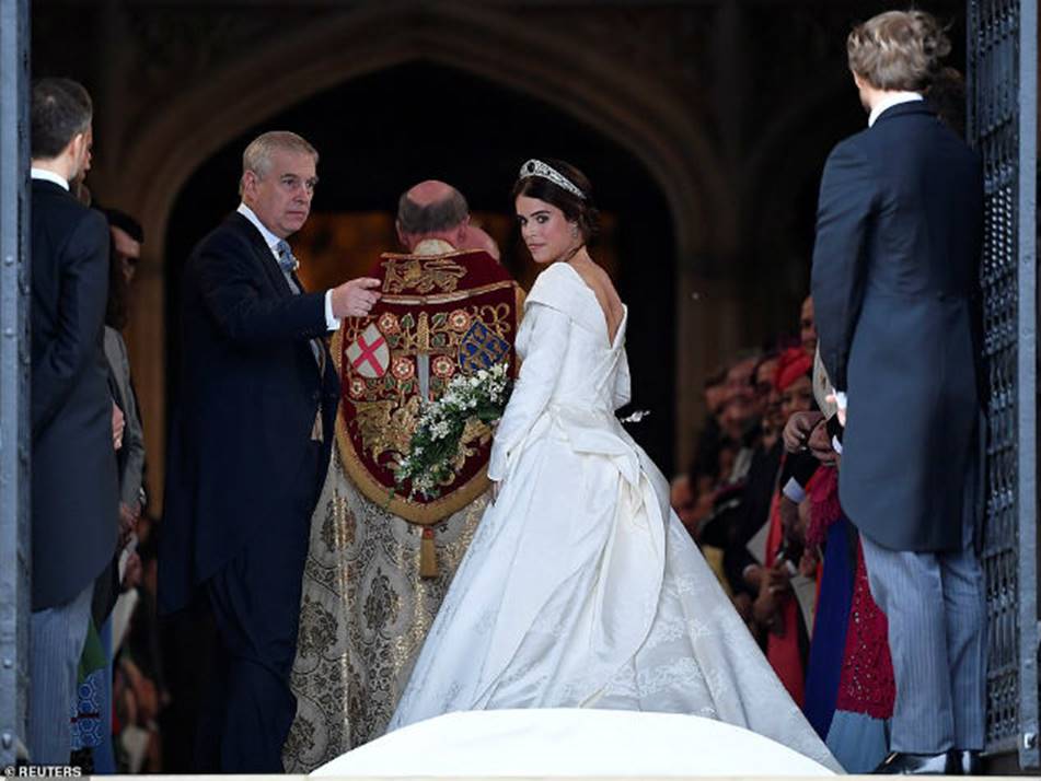Công nương Kate Middleton và Meghan Markle mặc đồ đối lập trong đám cưới Công chúa Eugenie-2